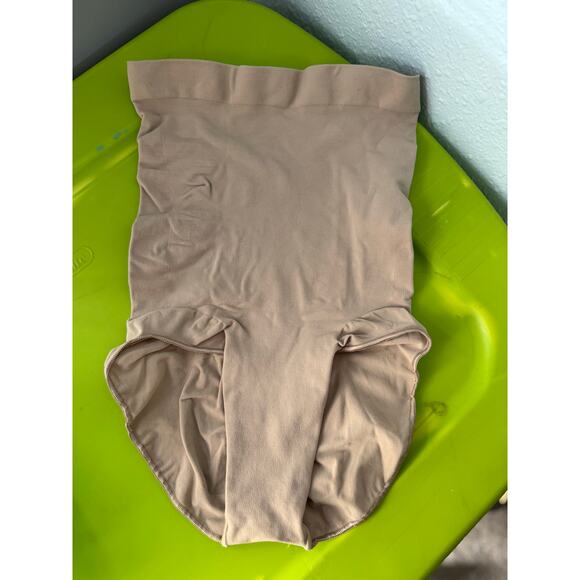 Skims Core Sculpt Butt Lifting Brief Size Medium NWOT - Picture 4 of 5